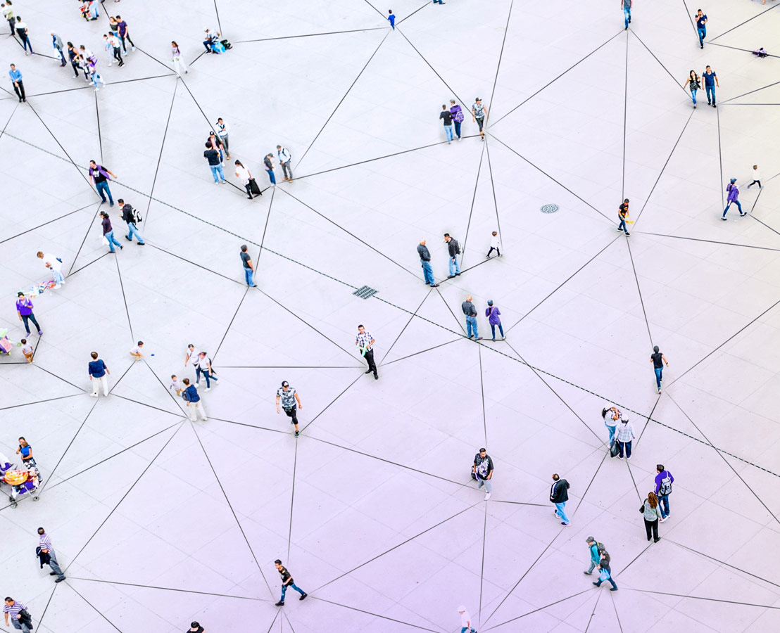 Luchtfoto van een plein met mensen, verbonden door een grafisch netwerk van lijnen die een visueel effect van verbondenheid creëren. 