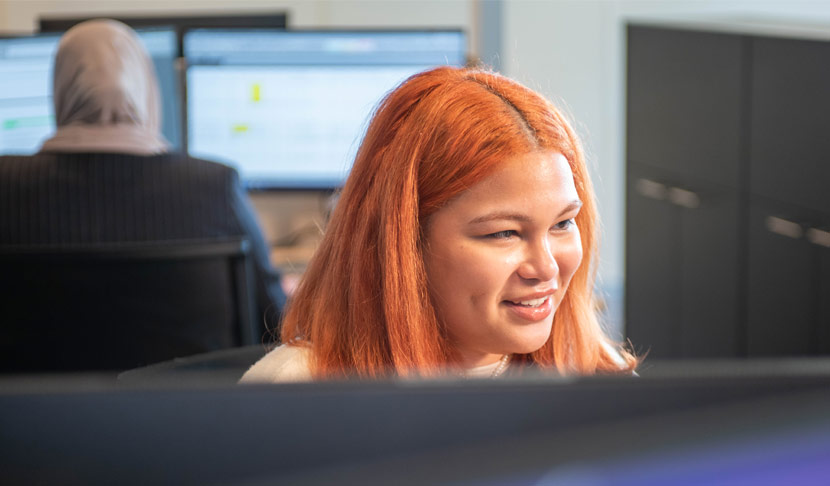 Viatris-medewerker achter computer die aan het werk is 