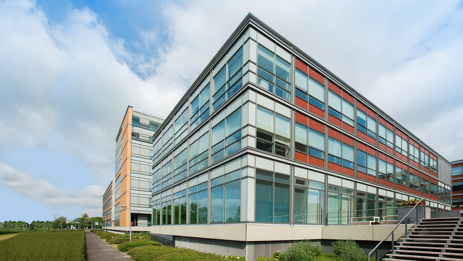 Buitenkant van het gebouw waar Viatris Nederland gevestigd is